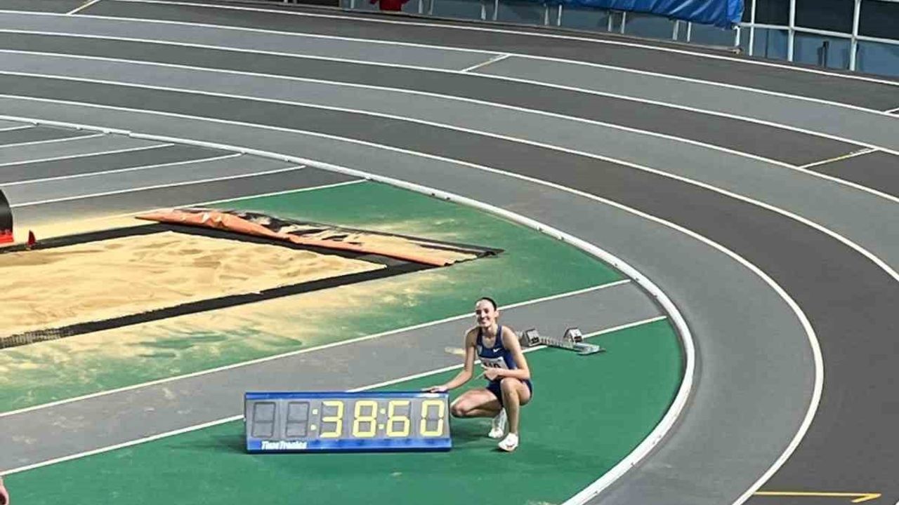 Eskişehirli Edanur Tulum 300 m Salon U20 Türkiye Rekorunu Kırdı