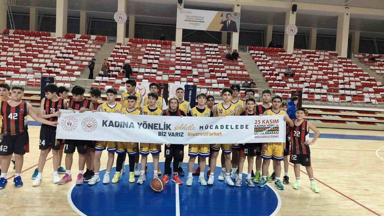 Eskişehirli genç sporculardan 'Kadına Yönelik Şiddetle Mücadelede Biz Varız' pankartlı farkındalık