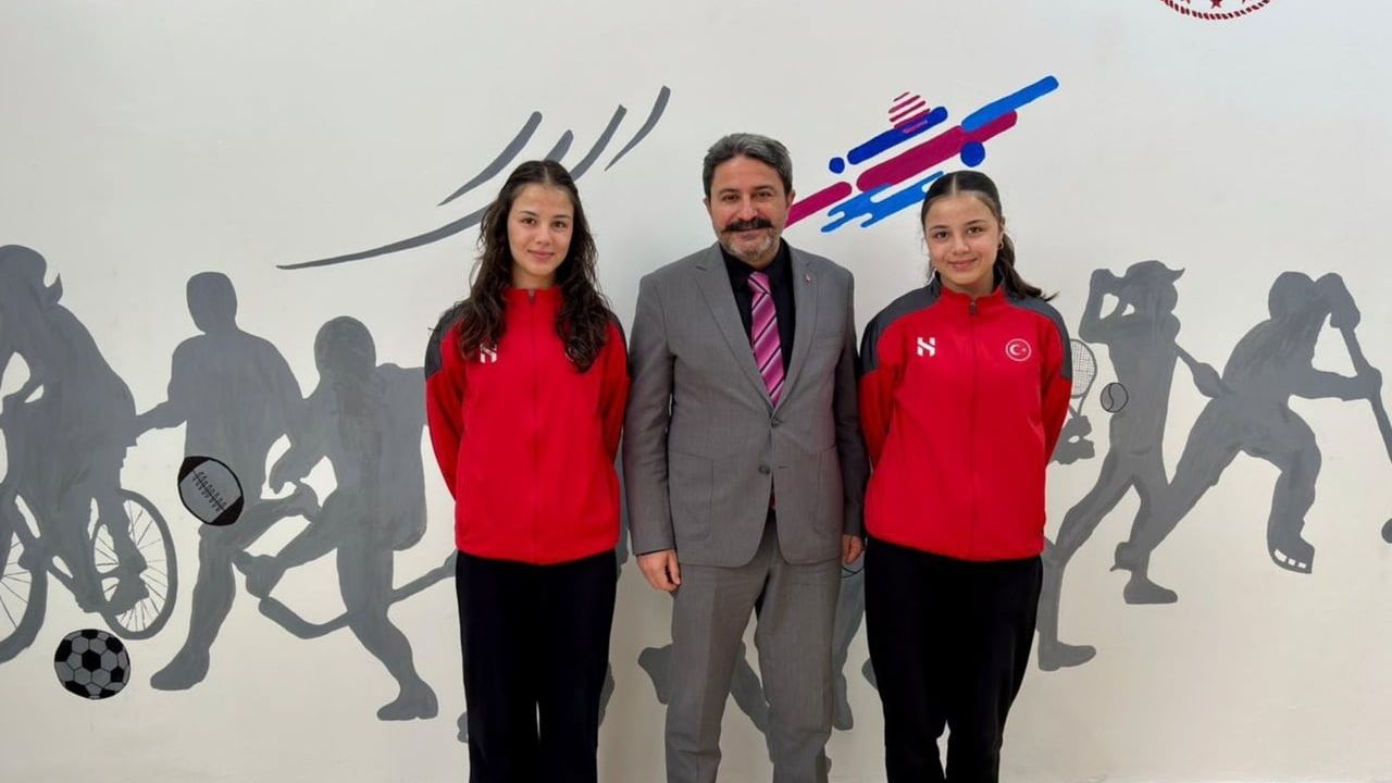 Eskişehirli ikizler Irmak Rana ve Yağmur Tuana Yemişen, 17 Yaş Altı Avrupa Badminton Şampiyonası’nda üçüncü oldu