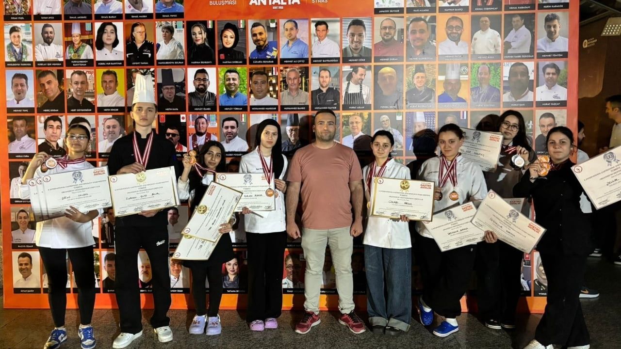 Eskişehirli meslek lisesi öğrencileri uluslararası yemek yarışmalarında 1 kupa ve 35 madalya kazandı
