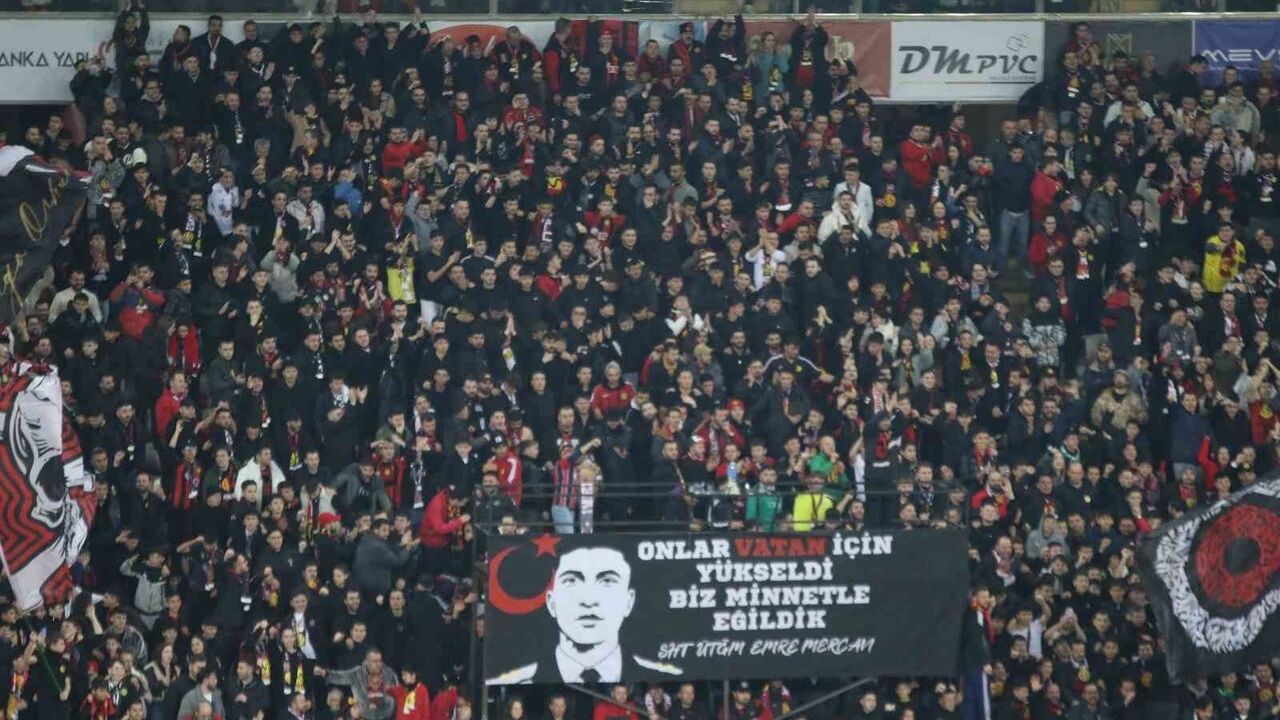 Eskişehirspor taraftarları Karşıyaka maçında şehit Hava Uçak Bakım Üsteğmen Emre Mercan'ı andı