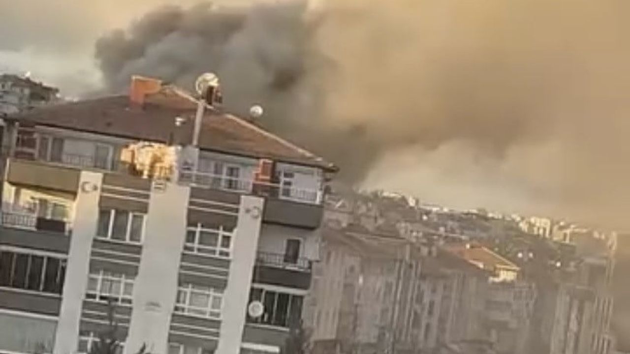 Etimesgut'ta binanın çatısında yangın; itfaiye ekipleri müdahalesini sürdürüyor