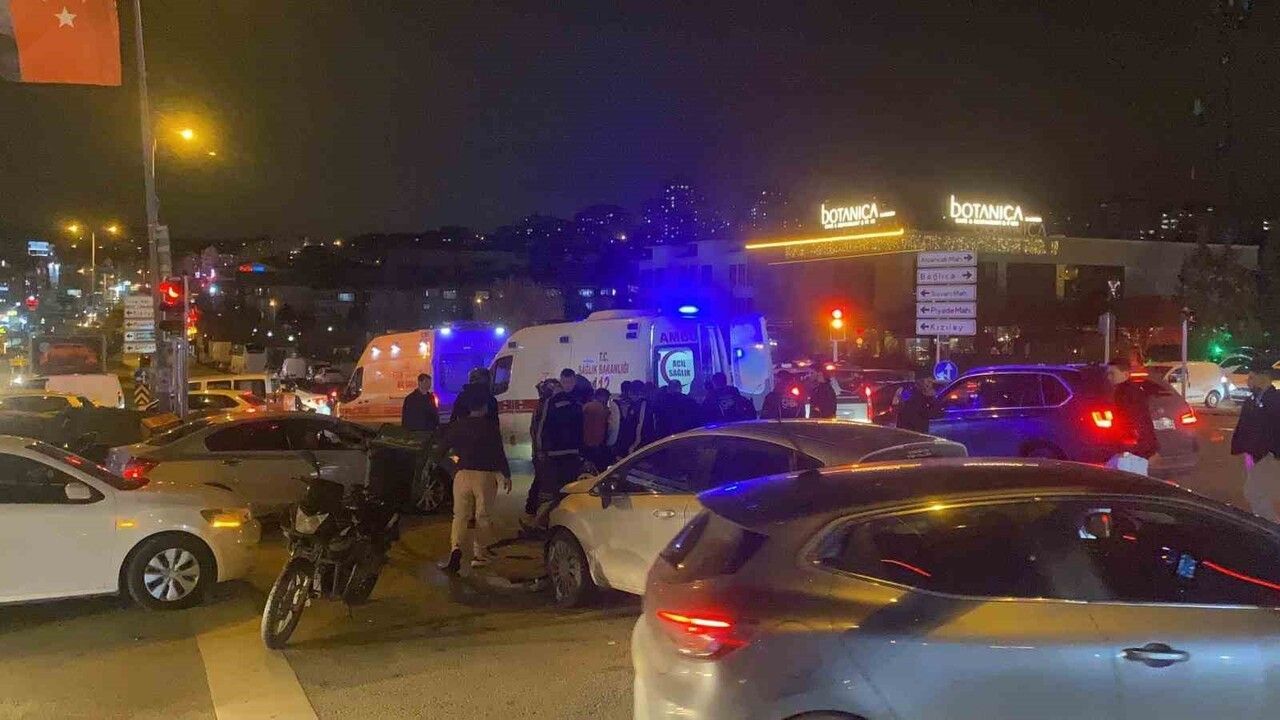 Etimesgut'ta kırmızı ışık ihlali: Otomobil iki motosiklete çarptı, 2 yaralı