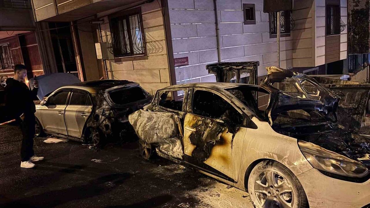 Eyüpsultan'da park halindeki iki araçta yangın: İnternet panosu zarar gördü