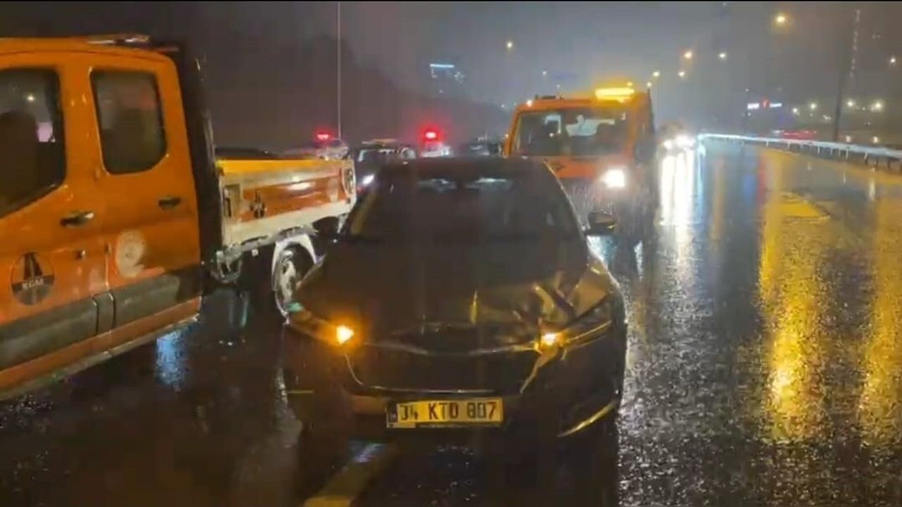 Eyüpsultan'da sağanakta 7 aracın karıştığı zincirleme kaza: 2 yaralı