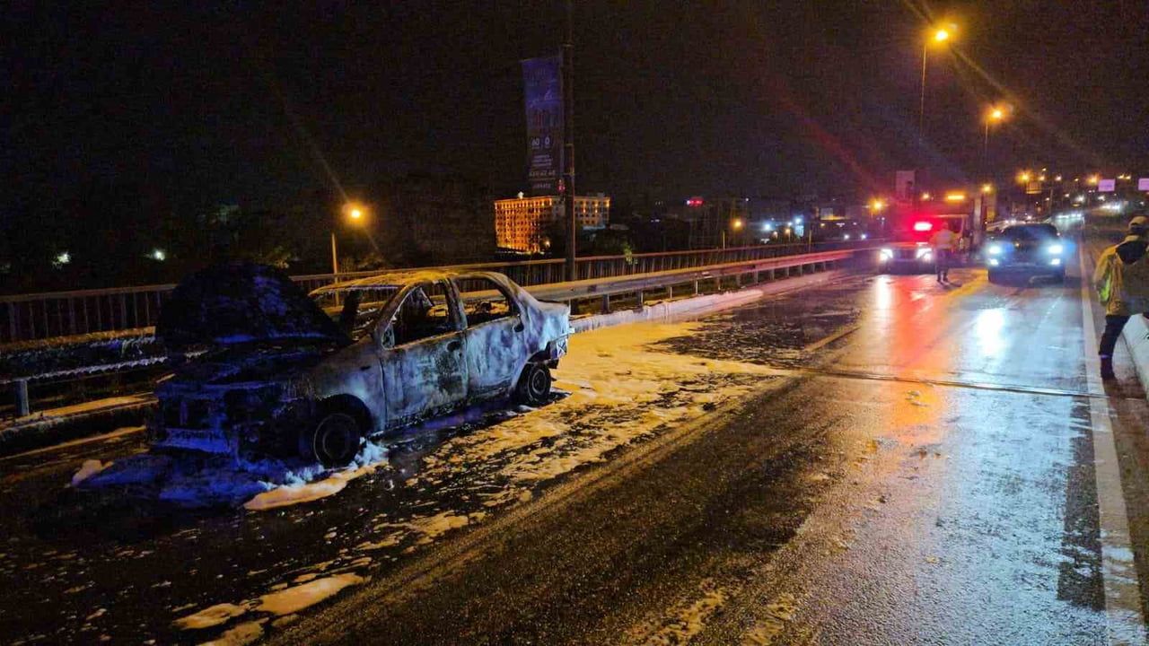 Eyüpsultan’da seyir halindeki otomobil alevlere teslim oldu