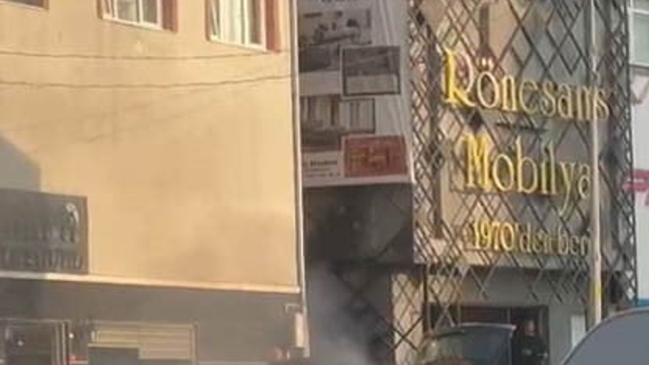 Eyüpsultan'da yeni aldığı Audi A3'ün motorunda yangın: Sürücü ve esnaf müdahalesiyle söndürüldü