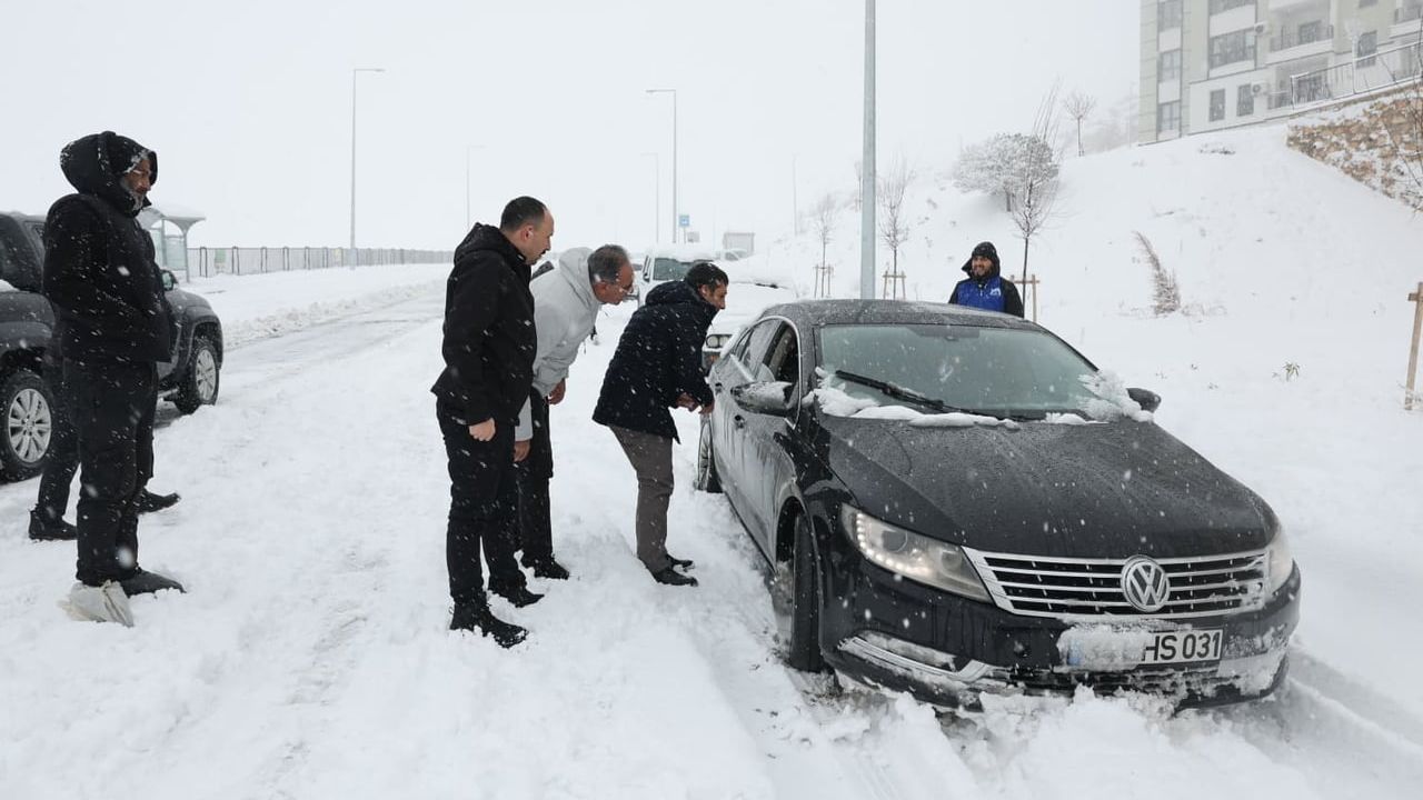 Eyyübiye Belediyesi kar mesaisi: Yol açma, tuzlama ve güvenlik çalışmaları sürüyor
