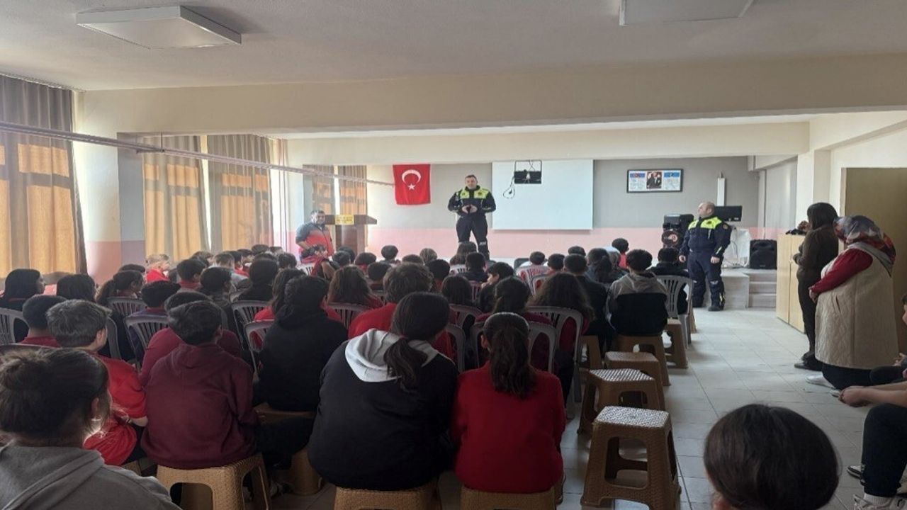 Ezine'de Jandarma, Geyikli İlköğretim Okulu'nda öğrenci ve öğretmenlere trafik eğitimi verdi