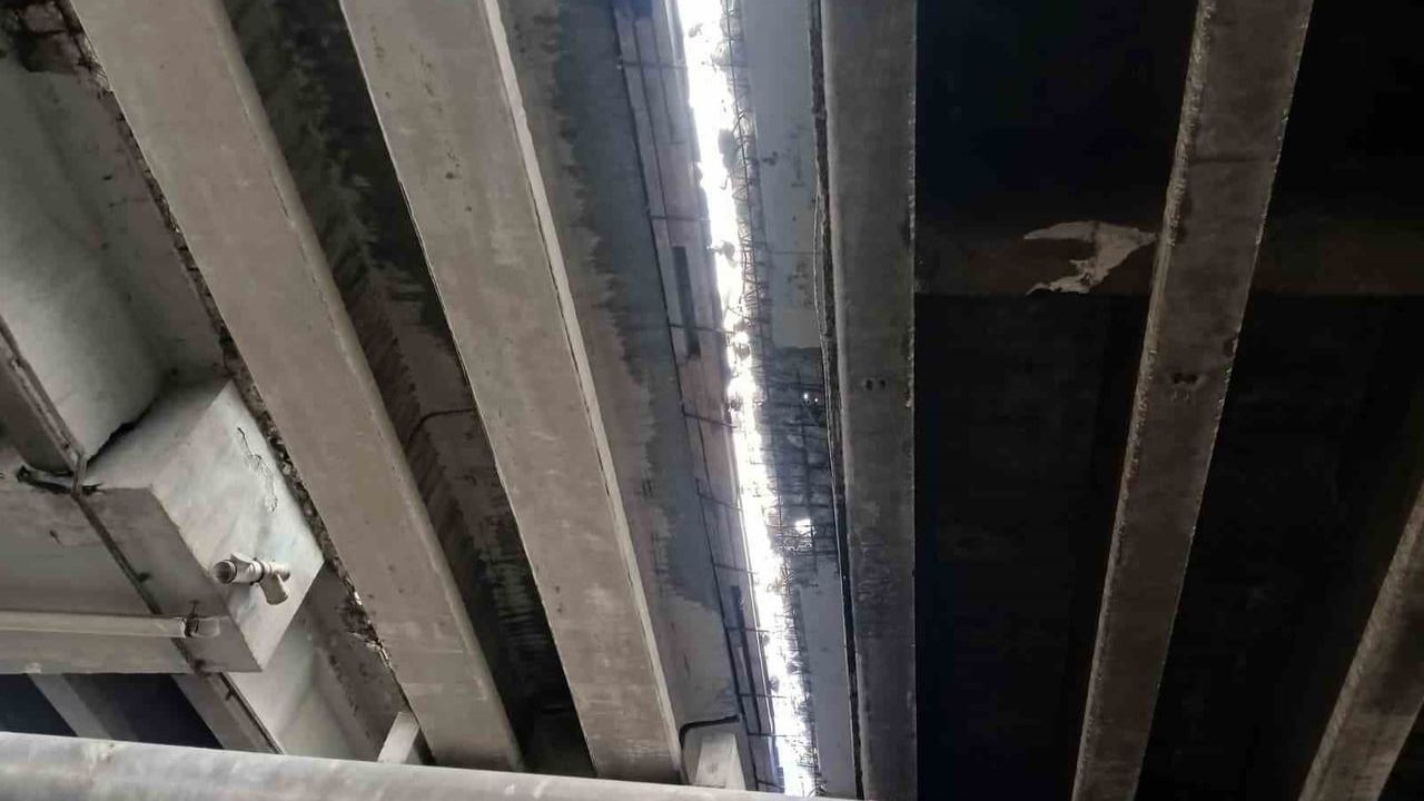 Fatih Köprüsü'ndeki açık inşaat alanı Turgut Özel 2 Bulvarı'ndaki araçlar için risk oluşturuyor