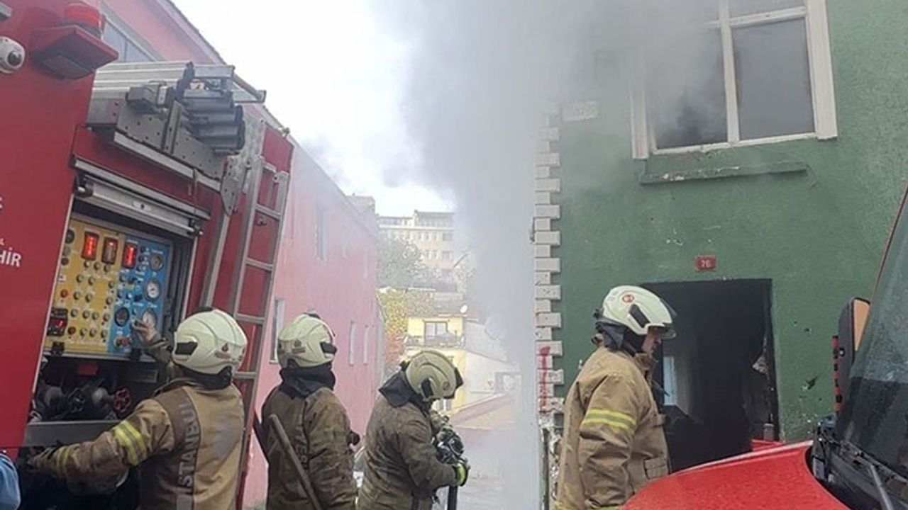 Fatih'te 2 katlı binada yangın: 8 kişilik aile son anda tahliye edildi