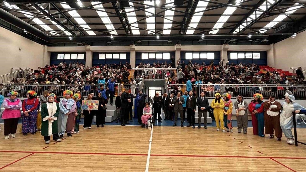 Fatih'te 9. Geleneksel Engelliler Spor ve Eğlence Şenliği'nde çocuklar doyasıya eğlendi