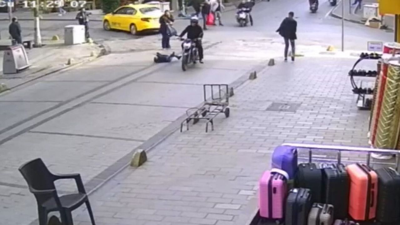 Fatih'te annesinin elini bırakıp yola koşan kıza motosiklet çarptı, sürücü kaçtı