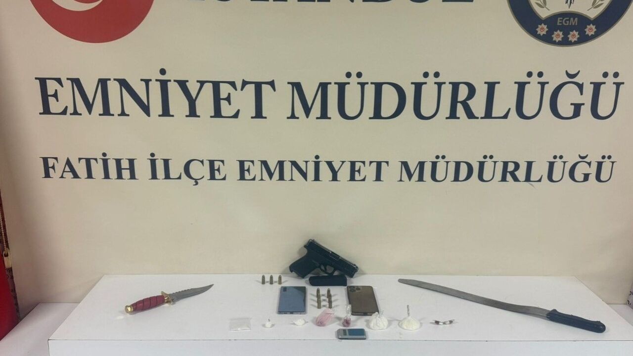 Fatih'te düzenlenen operasyonda 'Yağma' suçundan aranan Y.K. dahil 7 şüpheli yakalandı