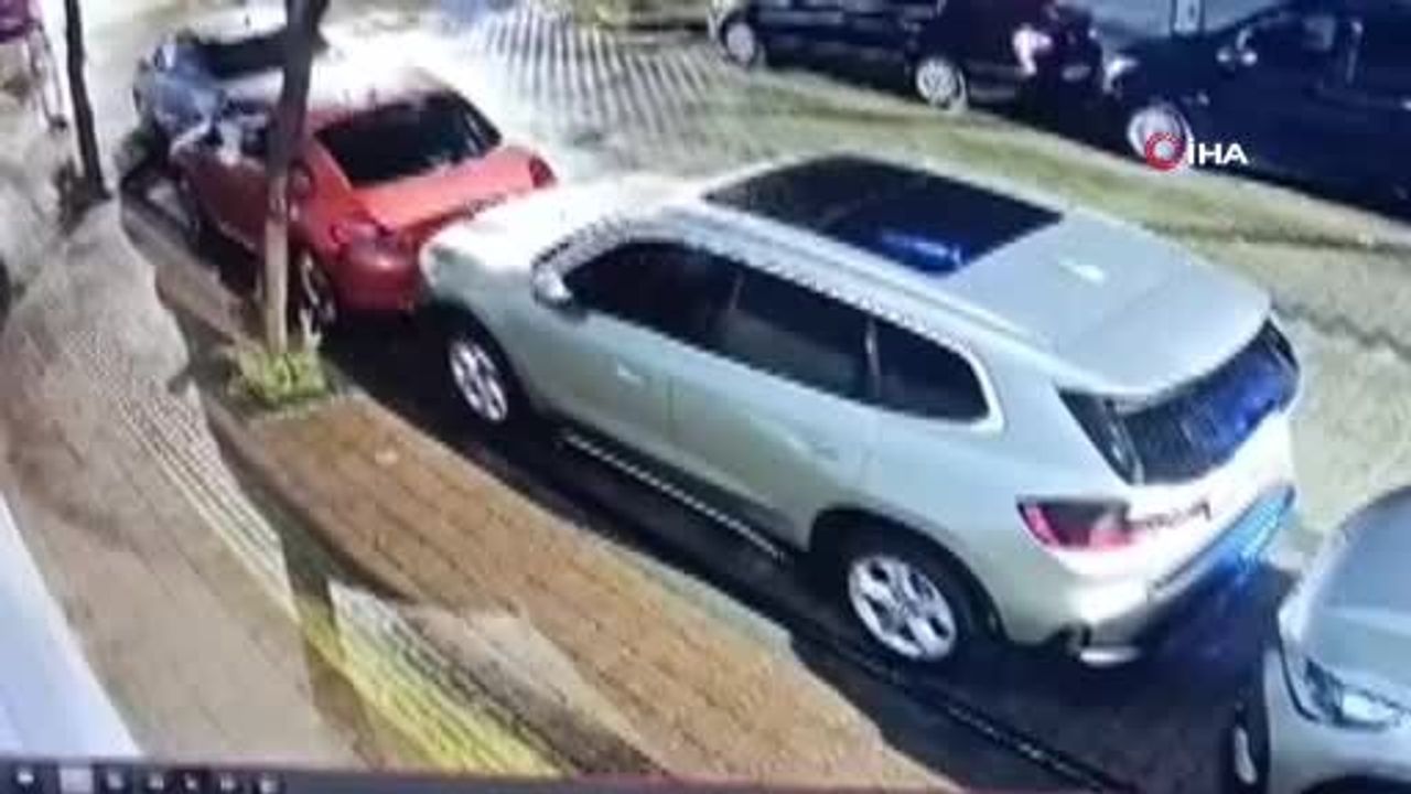 Fatih'te hafif ticari araç taksiye çarptı; sürücü olay yerinden ayrıldı