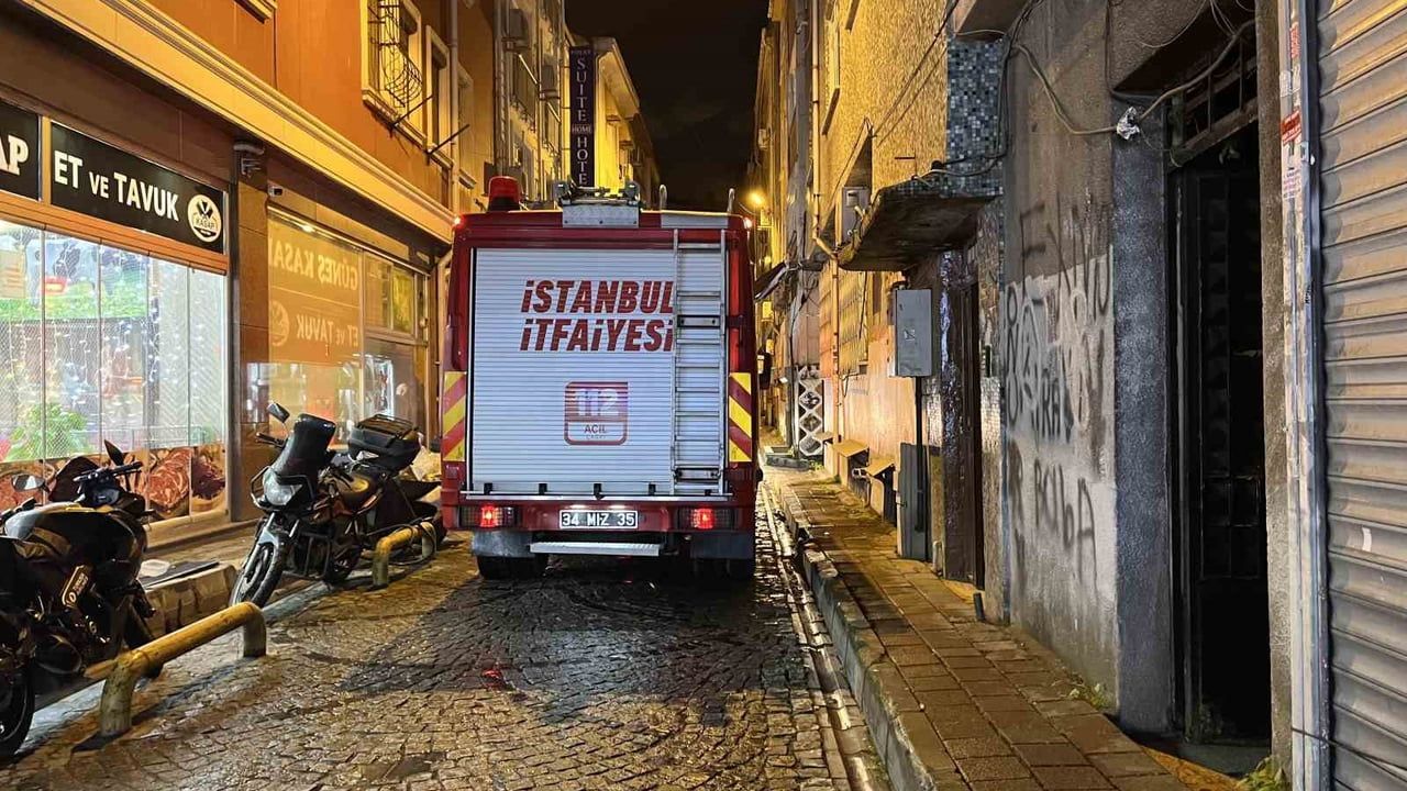 Fatih'te otoparkta çıkan yangın iki katlı binaya sıçradı — Müdahale anları görüntülendi