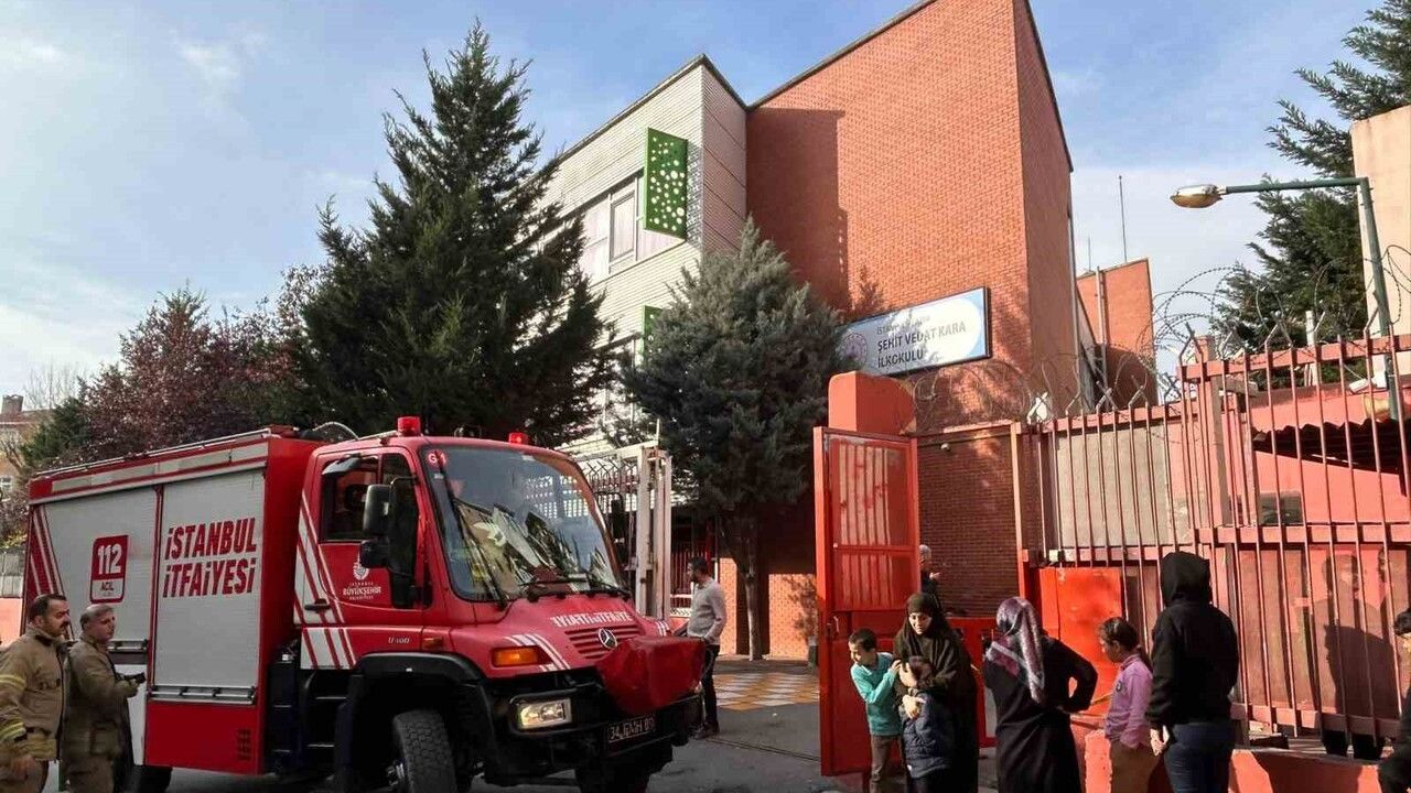 Fatih’te Şehit Vedat Kara İlkokulu tahliye edildi — Kazan dairesindeki buhar ekipleri harekete geçirdi