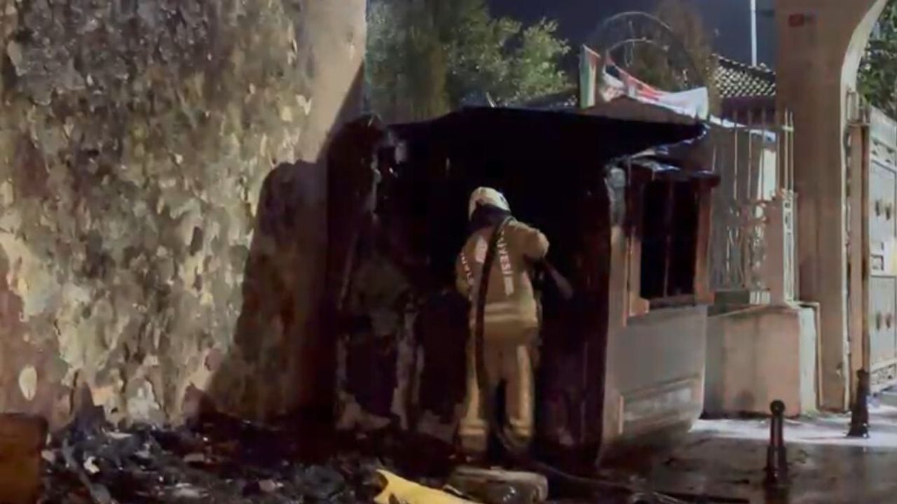 Fatih'te Sümbül Efendi Camii Önündeki Güvenlik Kulübesinde Yangın