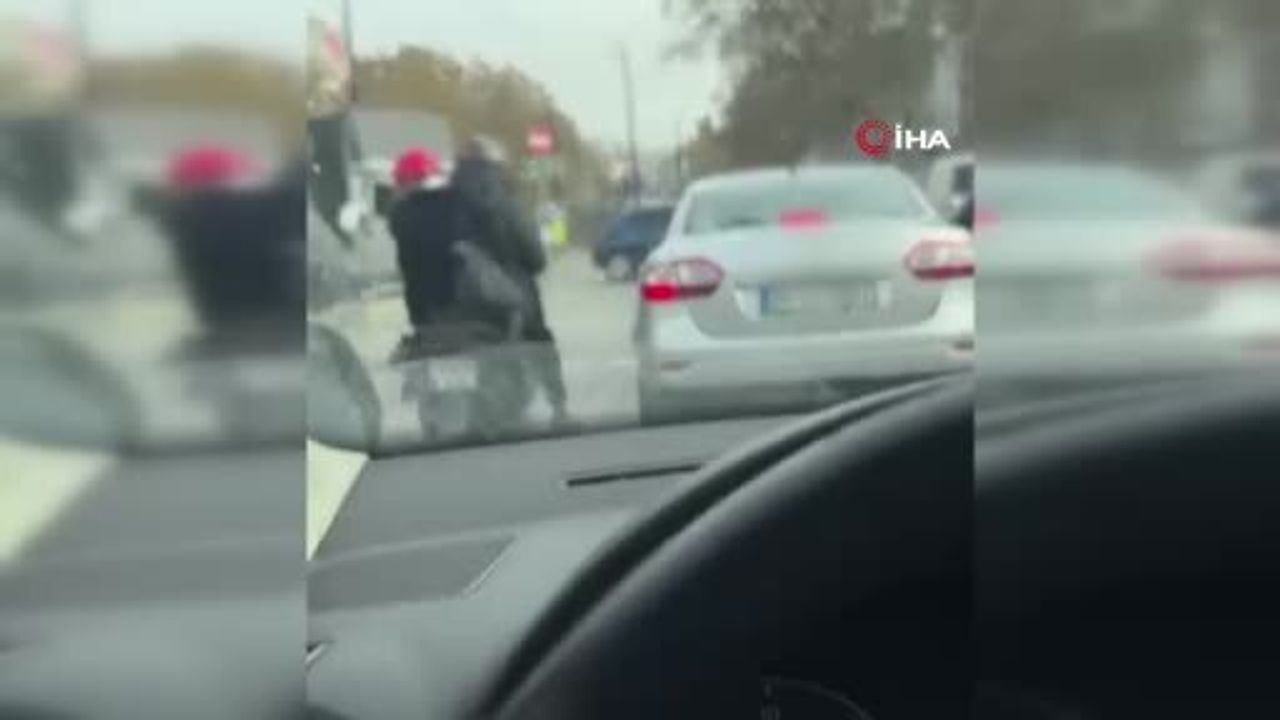 Fatih'te trafikte tartışma: motosiklet sürücüsünün araca tekme attığı anlar kayda geçti