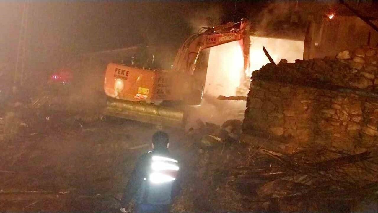 Feke'de ev yangını: Bir ev kullanılamaz hale geldi, lojmanda hasar