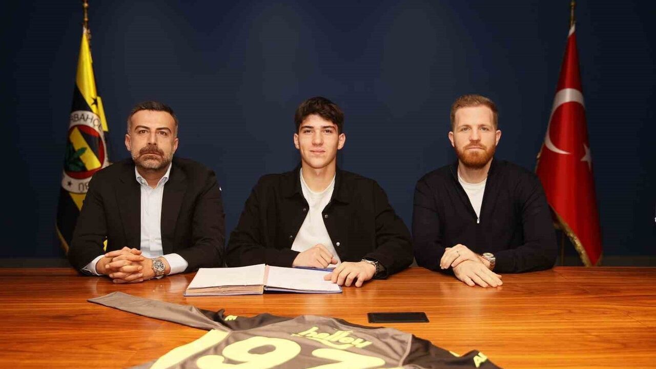 Fenerbahçe, 2008 doğumlu U19 oyuncuları Kamil Efe Üregen ve Kuzey Sapaz ile profesyonel sözleşme imzaladı