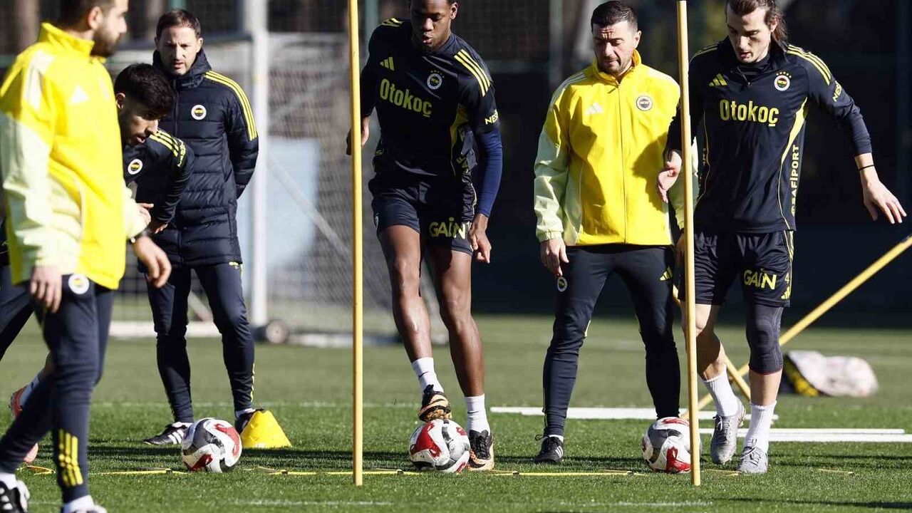 Fenerbahçe, Eyüpspor maçına hazırlıklarını Can Bartu Tesisleri'nde sürdürdü