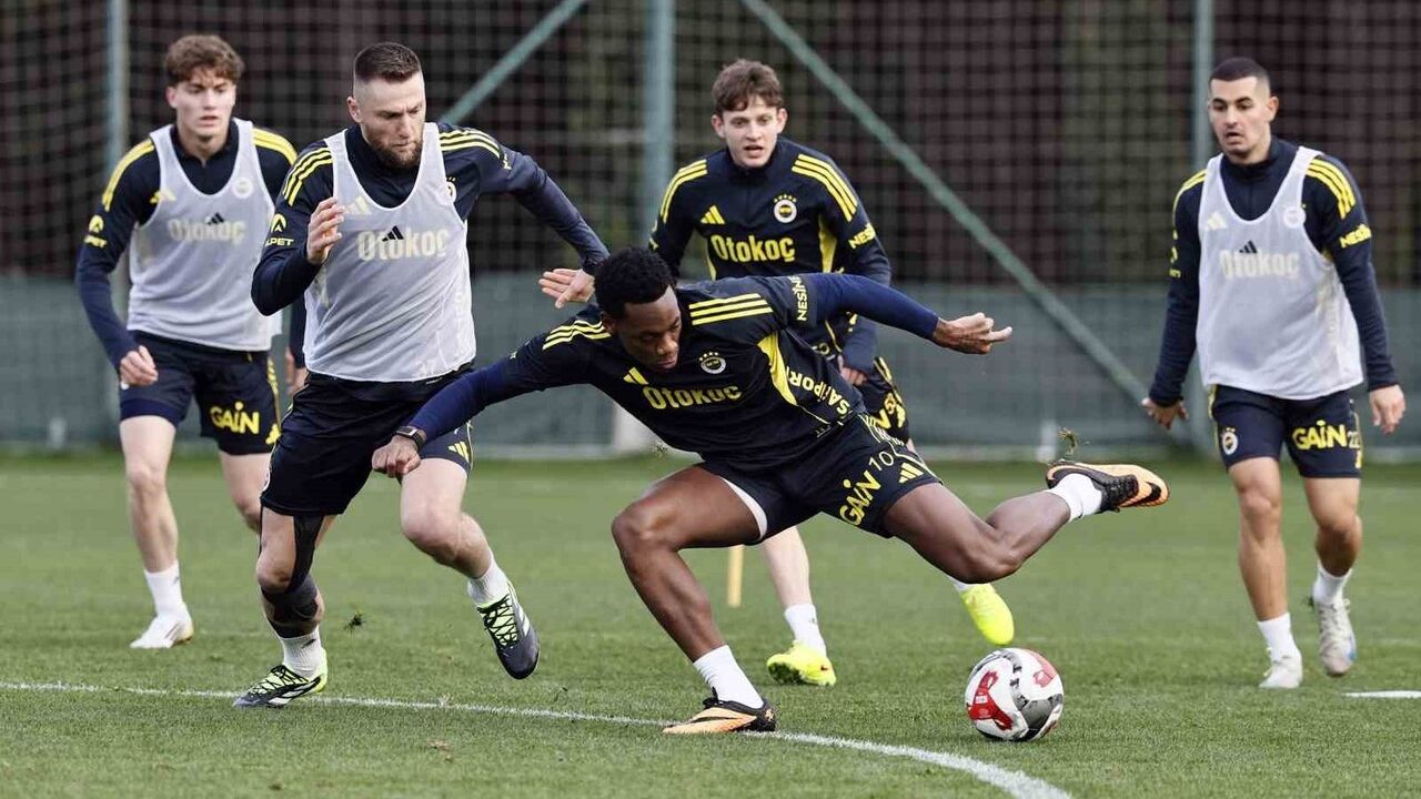 Fenerbahçe, Konyaspor Maçı Öncesi Hazırlıklarını Can Bartu Tesisleri'nde Tamamladı