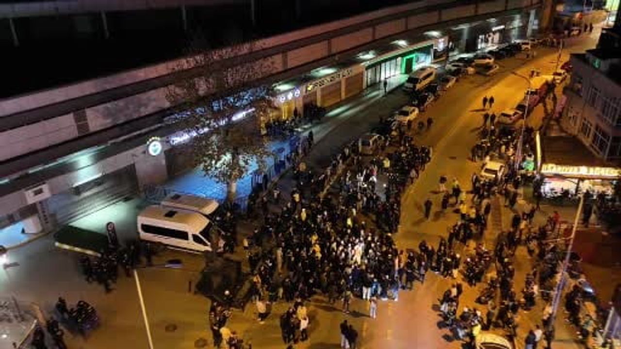 Fenerbahçe Taraftarları, Gözaltına Alınan Başkan Sadettin Saran İçin Şükrü Saracoğlu Önünde Toplandı