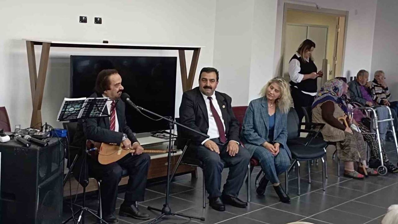 Fethi Yılmaz Sezer Huzurevi'nde müzikli etkinlik: Yaşlılar sosyalleşti