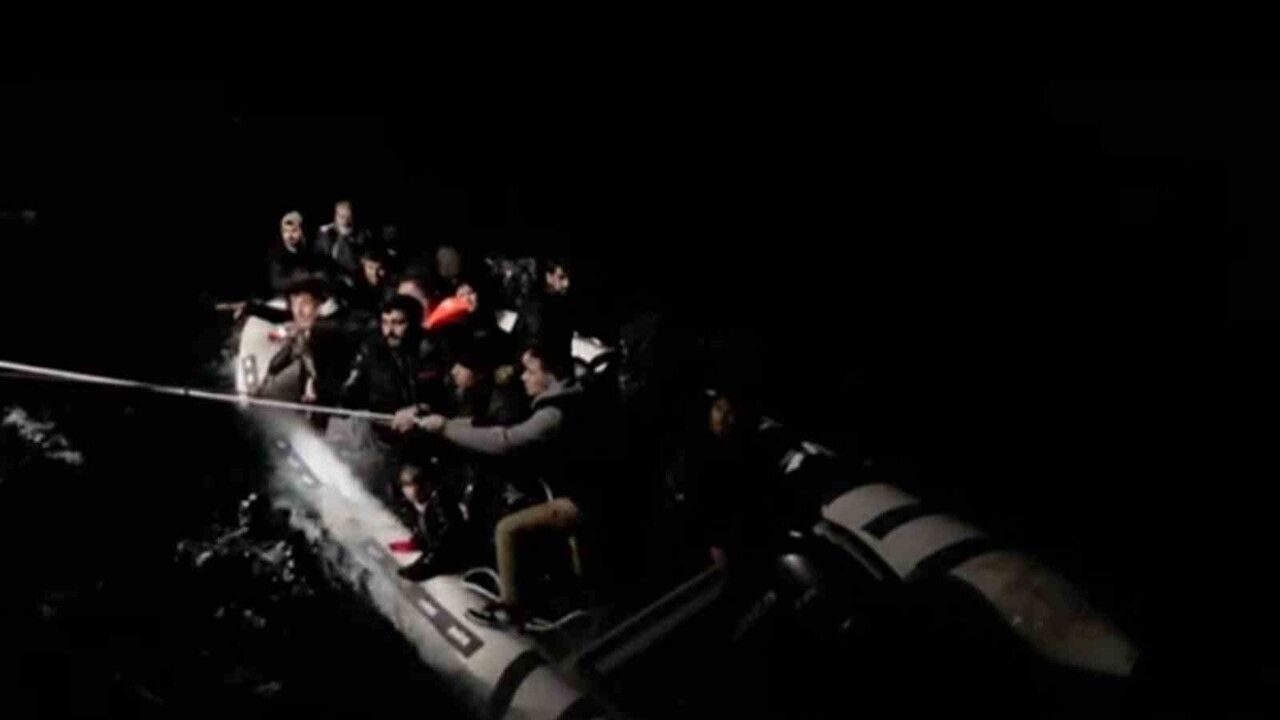 Fethiye açıklarında arızalanan lastik botta 13'ü çocuk 29 düzensiz göçmen kurtarıldı, 2 şüpheli yakalandı
