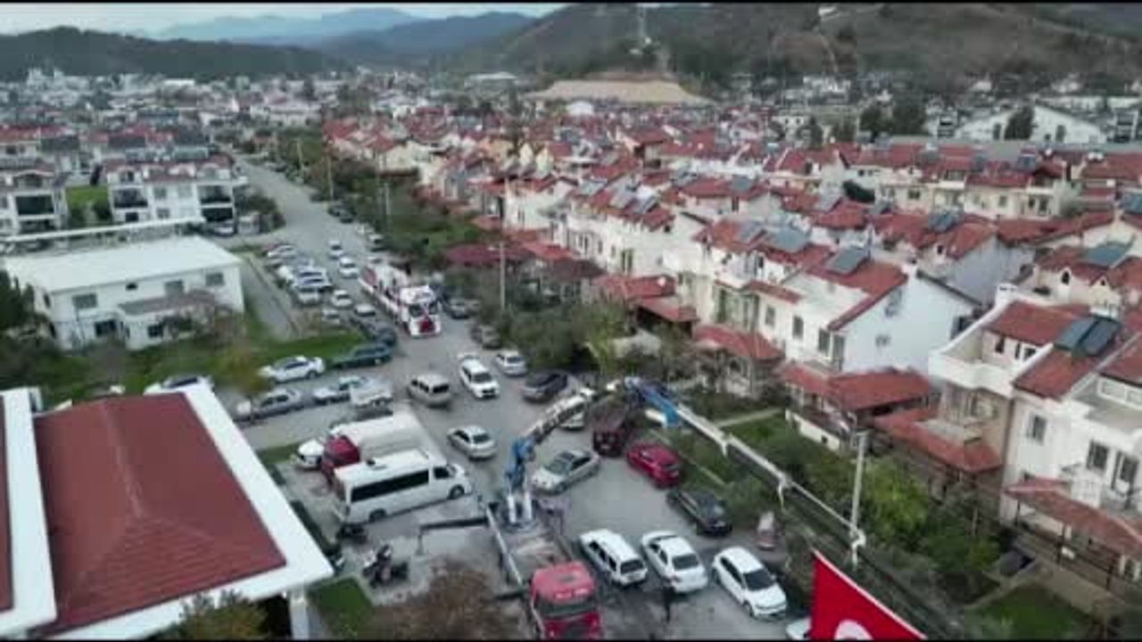 Fethiye'de cam vitrinli düğün: Gelin ve damat tırla taşınıp vinçle indirildi