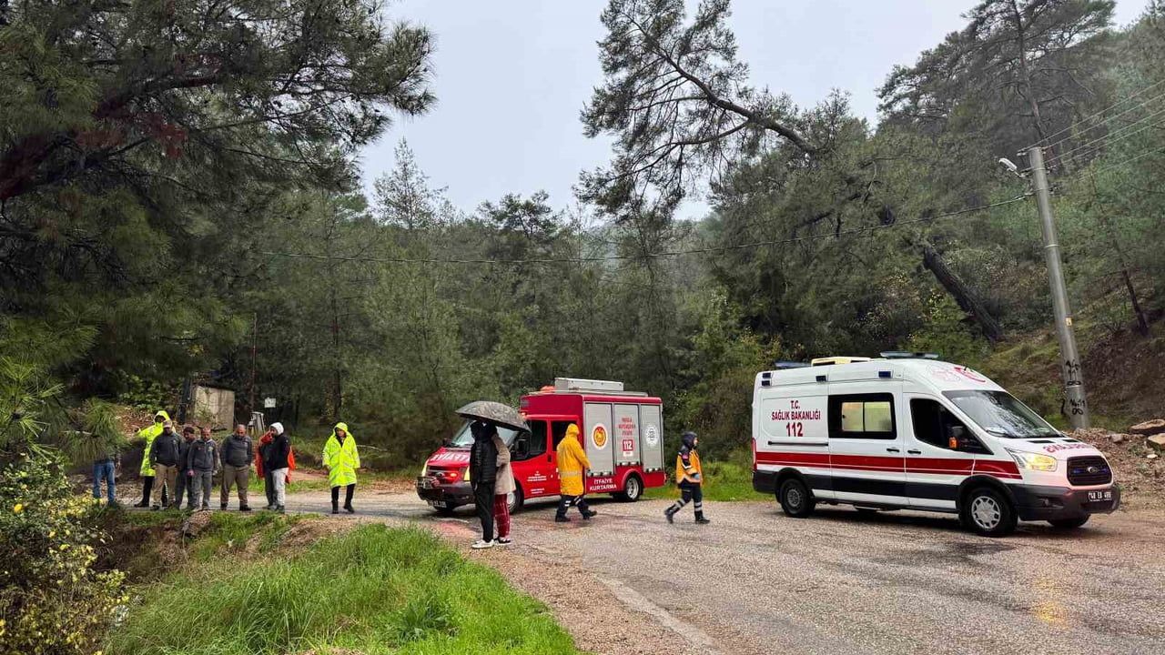 Fethiye'de otomobil uçuruma yuvarlandı; sürücü yağmur altında yaklaşık 1 saatlik çalışmayla kurtarıldı