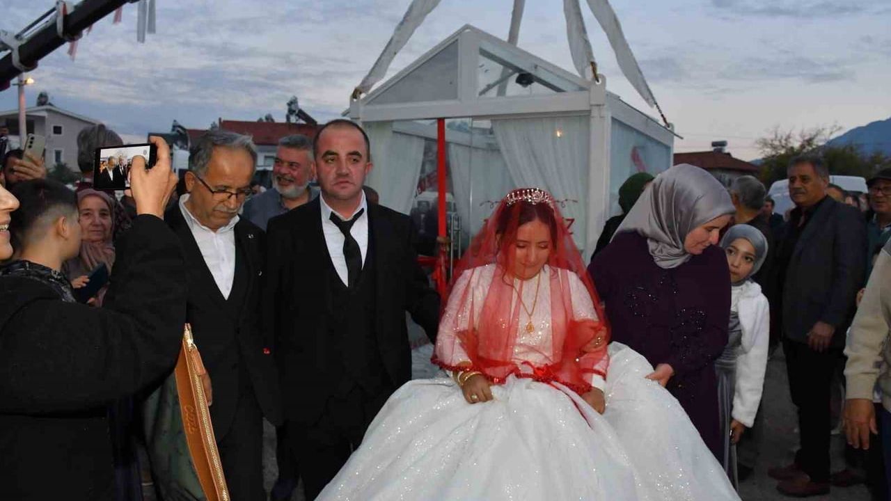 Fethiye'de sıra dışı düğün: Gelin ve damat cam vitrinle tırla taşındı