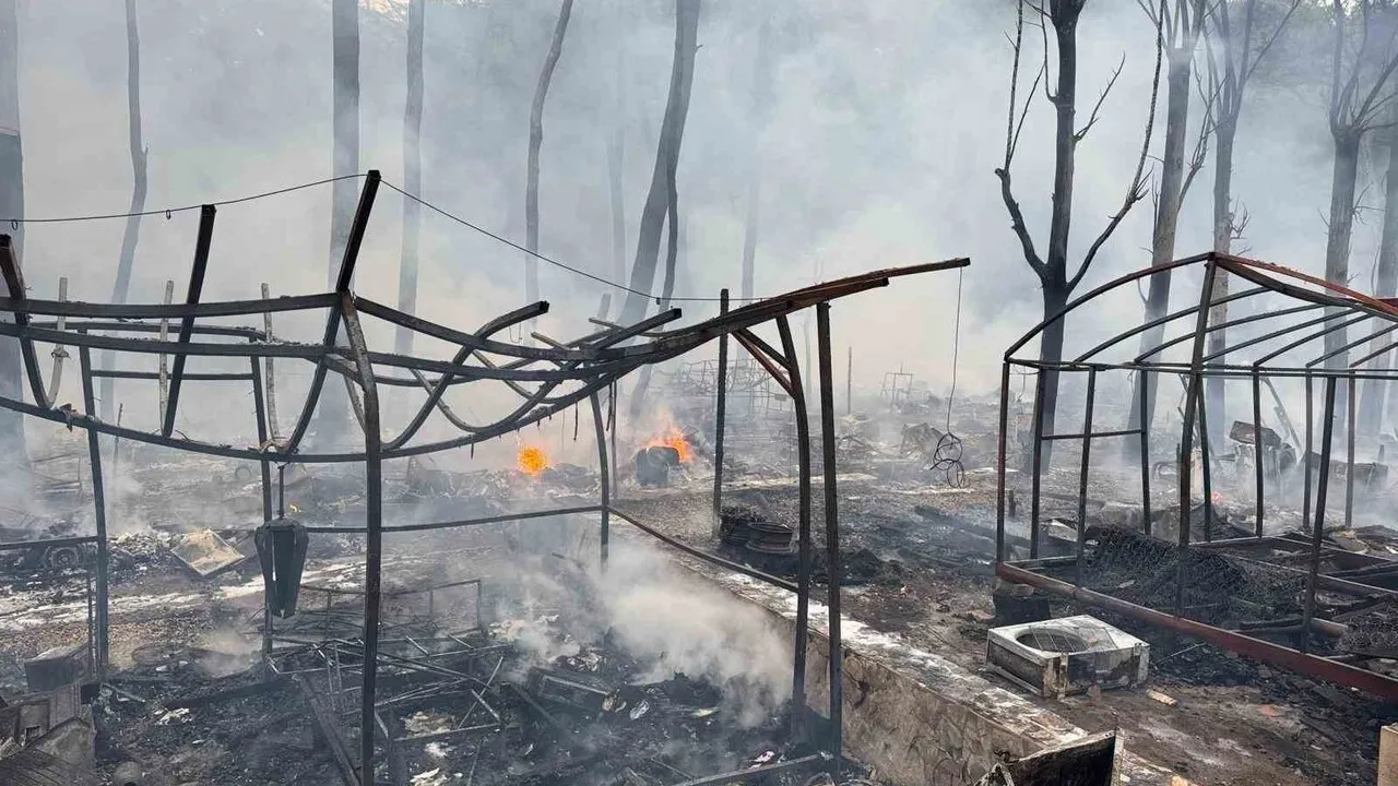 Fethiye Katrancı Koyu Tabiat Parkı'nda yangın: Onlarca karavan ve bungalov zarar gördü