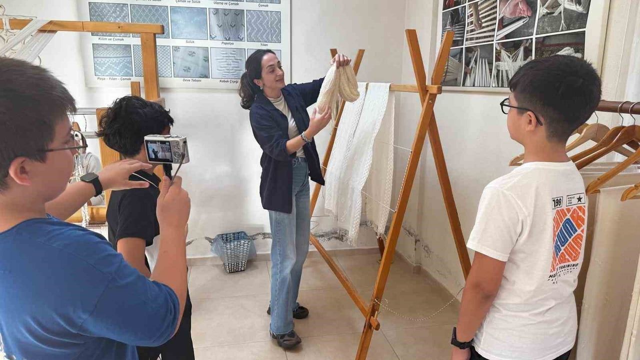 Fethiye öğrencileri Yeşil Üzümlü dastar dokumacılığını dijital ortama taşıdı