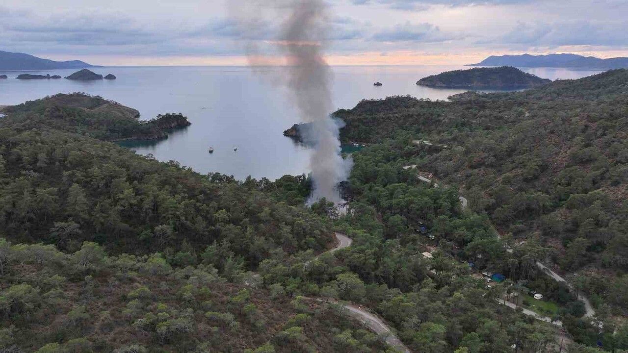 Fethiye Yanıklar'da karavandan çıkan yangın Katrancı Koyu ormanına sıçradı