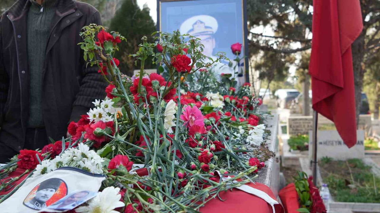 FETÖ kumpası mağduru Yarbay Ali Tatar, ölüm yıldönümünde mezarı başında anıldı