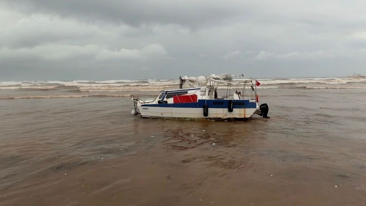 Finike'de fırtına tekneyi kıyıya sürükledi; deniz kahverengiye döndü