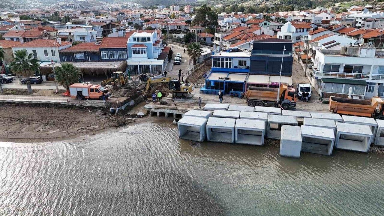 Foça'da geciken tedbirler sonrası Şavklı Deresi'nde menfez genişletildi; altyapı eksikleri taşkını tekrar tetikledi
