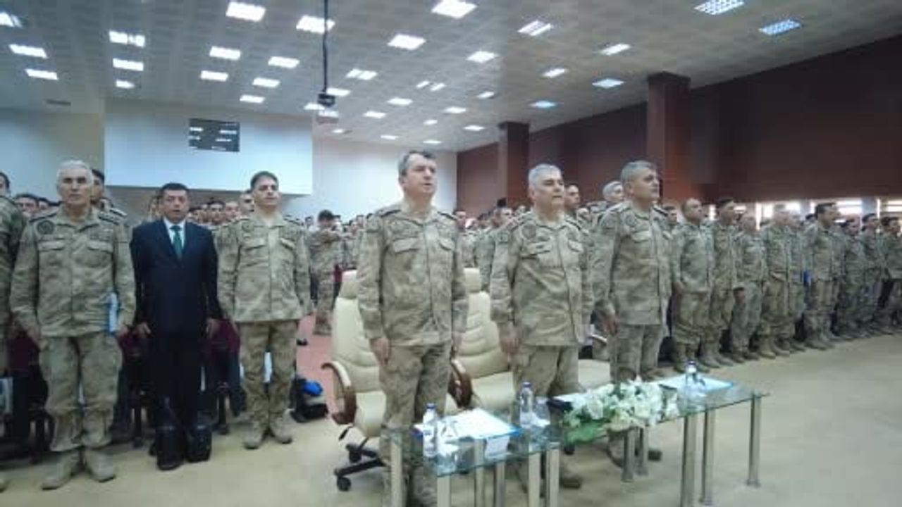 Foça Jandarma Komando Okulu'ndan 571 yeni komando: Orgeneral Ali Çardakcı mezuniyet töreninde "Gönül Coğrafyası" vurgusu