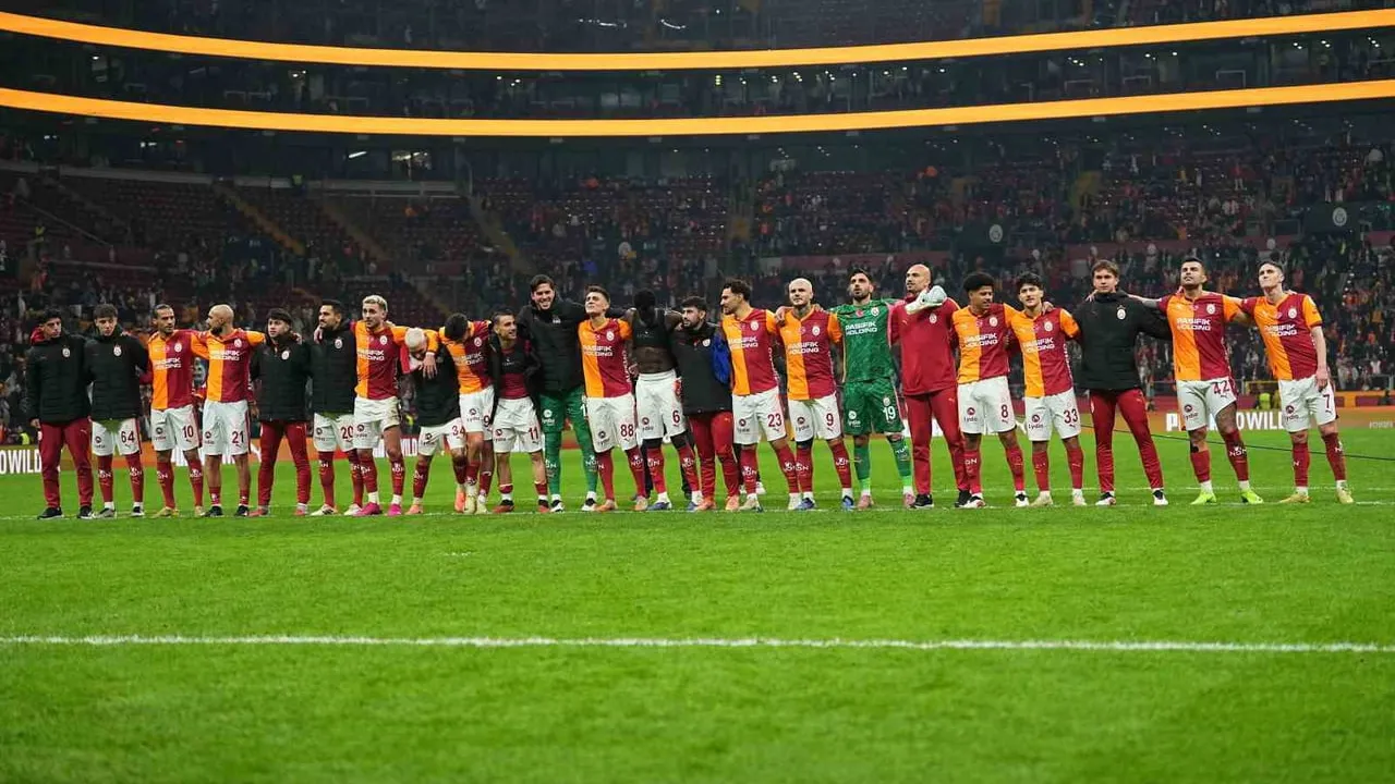 Galatasaray, Süper Lig'in ilk yarısını 42 puanla lider tamamladı