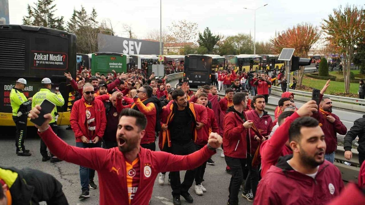 Galatasaraylı Taraftarlar Derbi İçin Kadıköy’e Ulaştı: 2 bin 500 Kişi 28 Otobüsle Stada Geldi