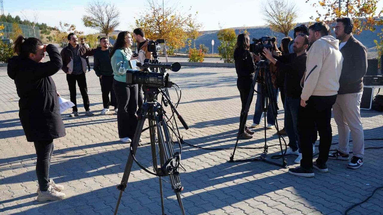 Gazeteciler Cemiyeti Mobil Basın Evi ile Gaziantep’te İletişim Fakültesi Öğrencilerine Uygulamalı Eğitim Verdi
