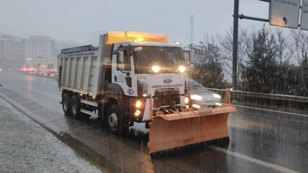 Gaziantep Büyükşehir, karla mücadelede tam kadro sahada