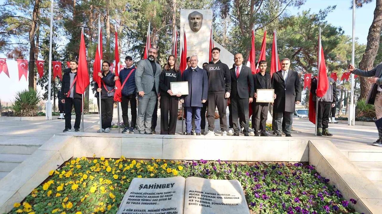 Gaziantep’in 104. kurtuluş yıldönümünde Şahinbey, Antep Savunması kahramanlarını mezarları başında andı