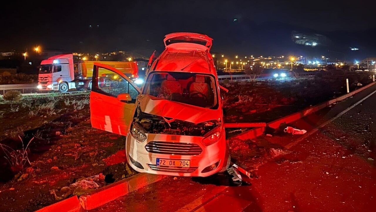 Gaziantep İslahiye'de tır ile hafif ticari araç çarpıştı: 2'si çocuk 3 yaralı