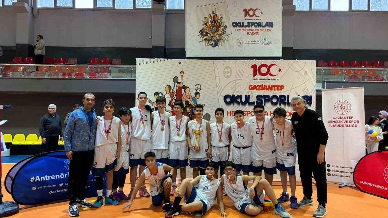 Gaziantep Kolej Vakfı Özel Ortaokulu Yıldız Erkekler Takımı namağlup Gaziantep Şampiyonu
