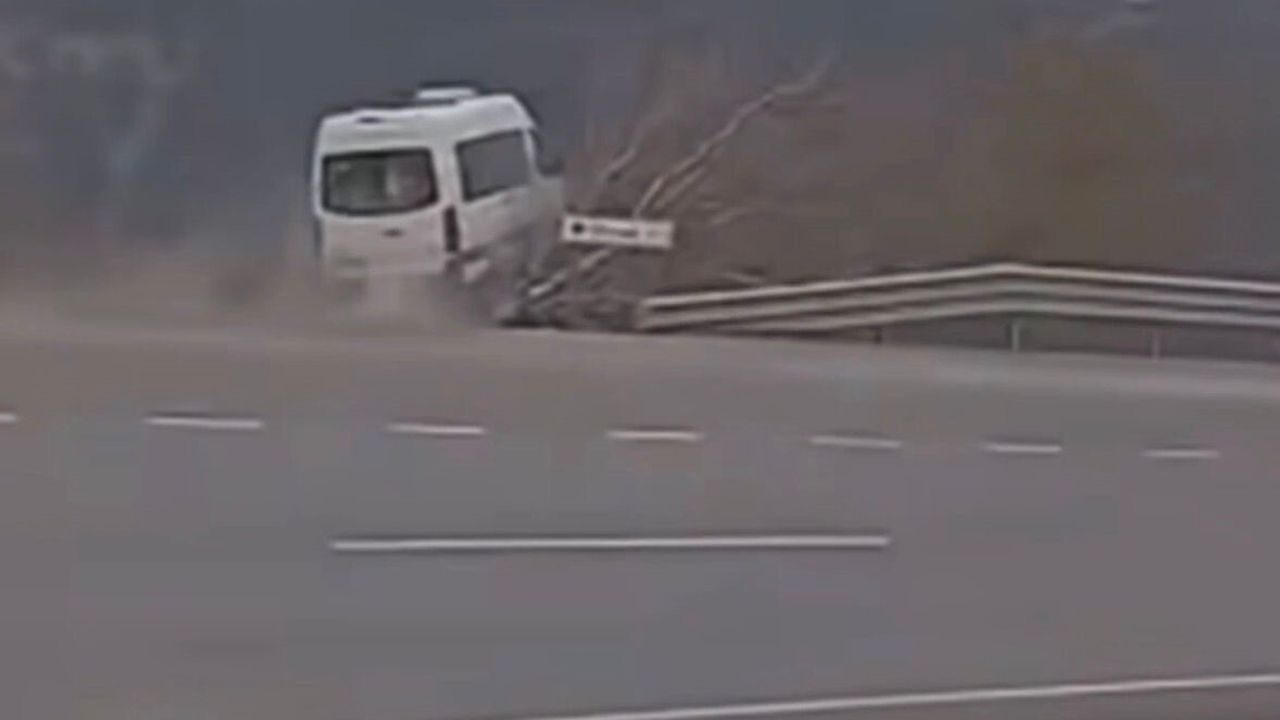 Gaziantep Nurdağı’nda tarım işçilerini taşıyan minibüs şarampole uçtu; kaza anı görüntüleri ortaya çıktı