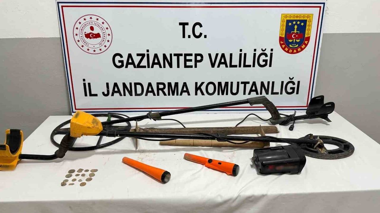 Gaziantep Oğuzeli'nde izinsiz kazıda 2 şüpheli suçüstü yakalandı, 15 Roma dönemi sikke ele geçirildi