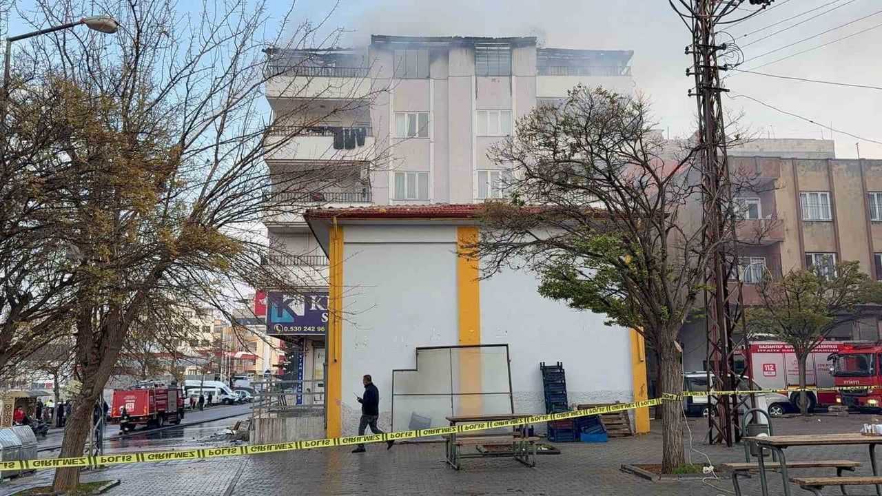 Gaziantep Şehitkamil’de 4 katlı binanın terasındaki yangın kontrol altına alındı